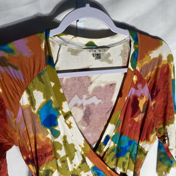 55-1 CABI white red multicolor floral faux wrap short sleeve jersey knit top S - Picture 2 of 6